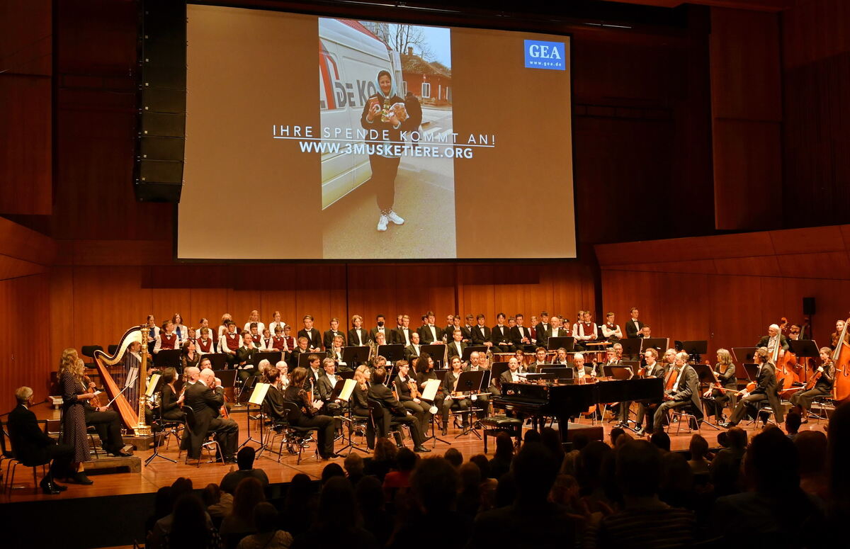 Bühnenbild mit Ihre Spende kommt an Musketiere FOTO MEYER 0708