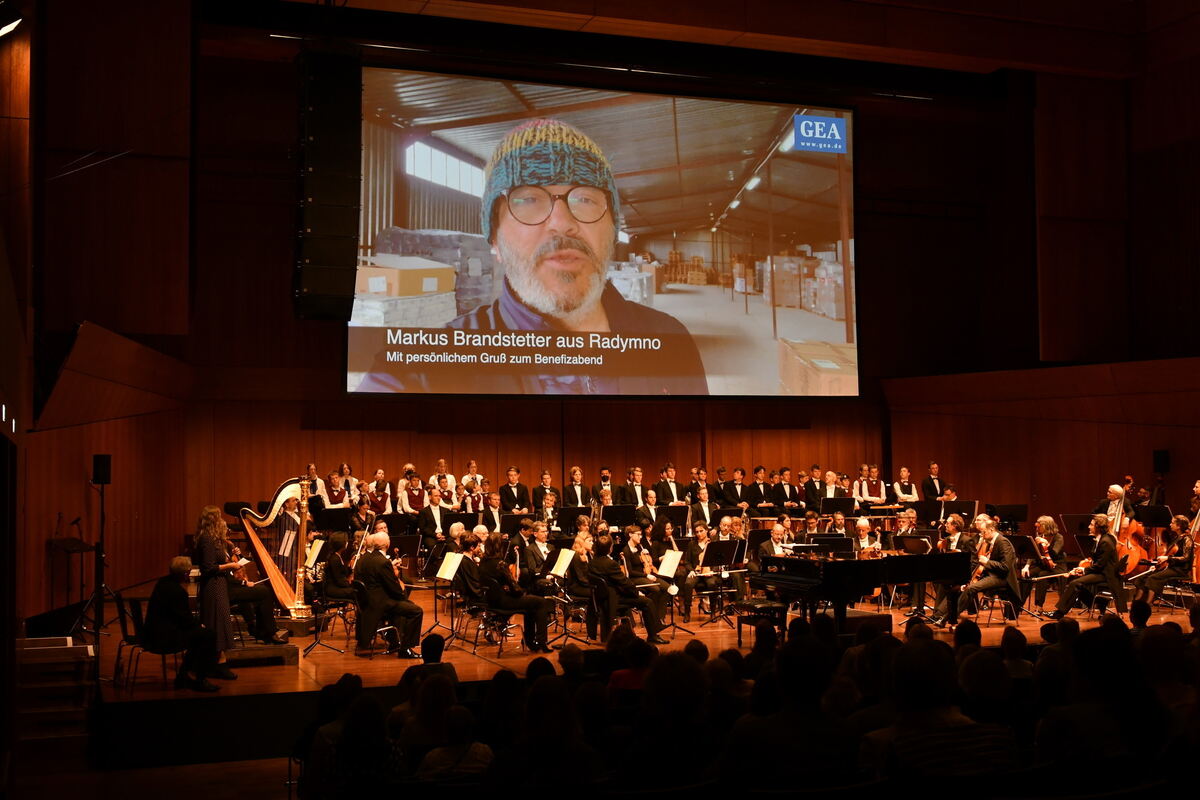 Bühnenbild mit Markus Brandstetter Grussbotschaft FOTO MEYER_0706