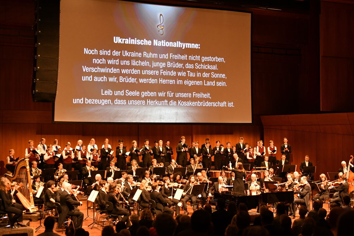 Bühnenbild mit Nationalhymde FOTO MEYER 0633