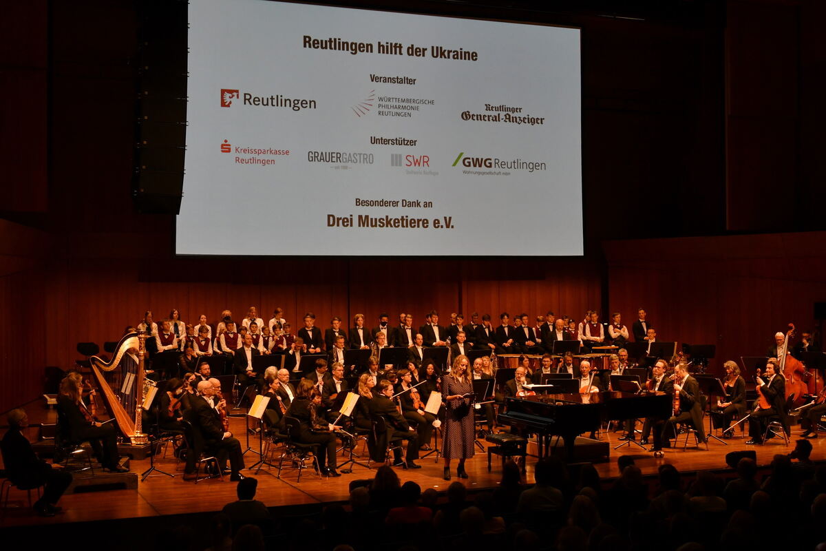 Bühnenbild mit Sponsoren Text und Goldak FOTO MEYER 0710