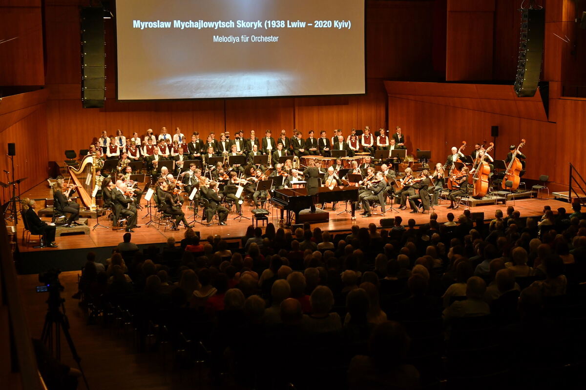 Bühnenbild mit Texteinblendung Skoryk FOTO MEYER0754