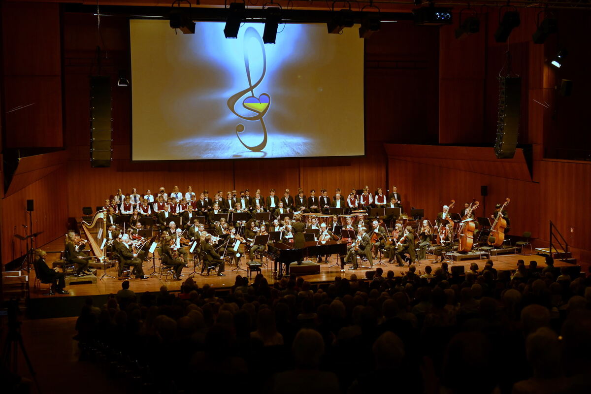 Bühnengesamtbild mit Notenschlüssel FOTO MEYER 0758