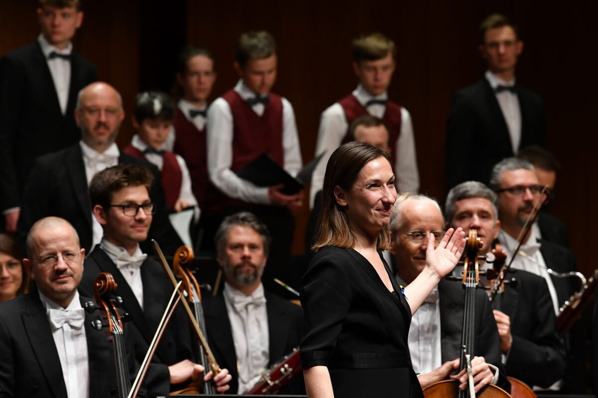 Detail Dirigentin und Orchesterteil FOTO MEYER622