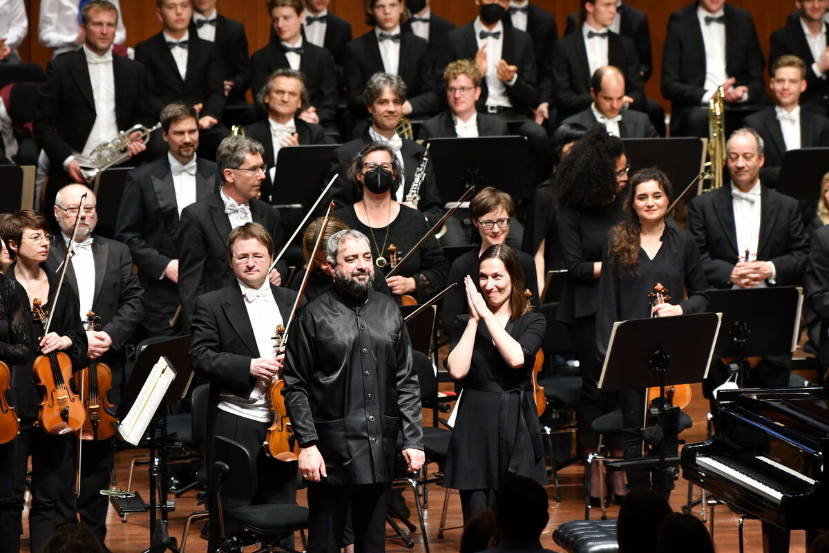 Klaviersolist und Dirigentin FOTO MEYER_0739