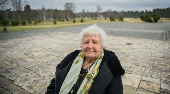 Holocaust-Überlebende besucht KZ Bergen-Belsen