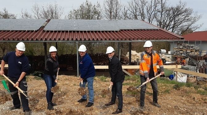 Gemeinsamer Spatenstich für das neue Sozialgebäude im Pliezhäuser Bauhof: (von links) Tobias Fux (Firma Wetzel, Bempflingen), Ma Gemeinsamer Spatenstich für das neue Sozialgebäude im Pliezhäuser Bauhof: (von links) Tobias Fux (Firma Wetzel, Bempflingen), Ma