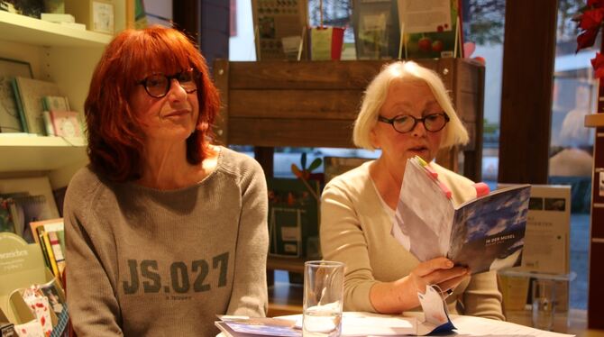 Ingrid Swoboda (links, Bilder) und Heidemarie Pfeiffenberger (Texte) bei der Buchvorstellung.  FOTO: OECHSNER
