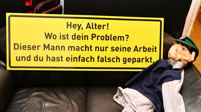 Meist sind die Fahrer auf Kontrolleure schlecht zu sprechen. Doch in diesem Fall hat eine junge Frau den Mann in Uniform gegenüb Meist sind die Fahrer auf Kontrolleure schlecht zu sprechen. Doch in diesem Fall hat eine junge Frau den Mann in Uniform gegenüb