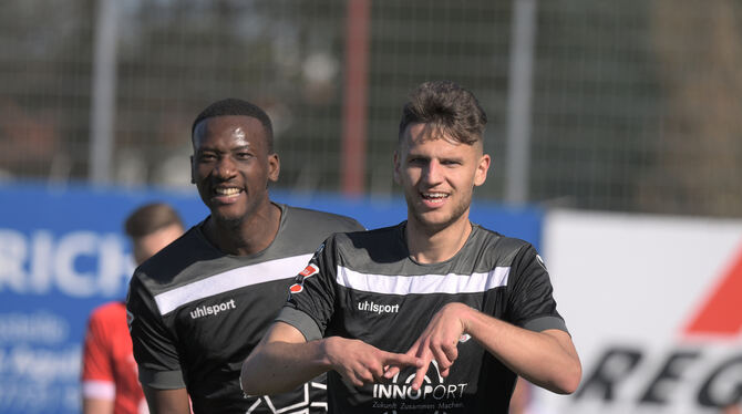 Onesi Kuengienda (links) und Jovan Djermanovic.