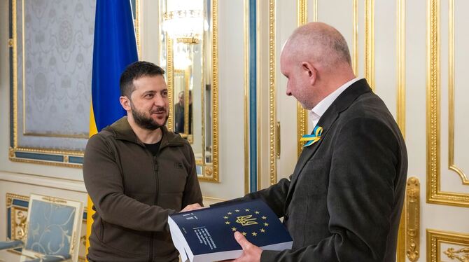 Selenskyj übergibt Fragebogen