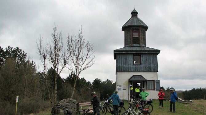 Eine Pause vom Radfahren gab es für die E-Biker am Sternenbergturm bei Böttingen, den sie erklimmen konnten.  FOTOS: LENK