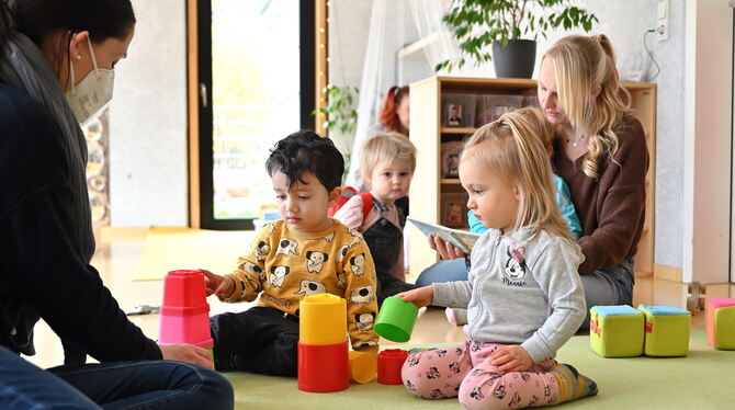 Bunte Türmchen und eine Bilderbuchgeschichte: Kinder und zwei Erzieherinnen im Kinderhaus Hofbühl in Neuhausen.  FOTO: PIETH
