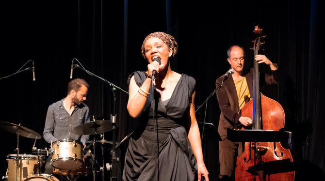 Sängerin Fola Dada mit Schlagzeuger Felix Schrack und Kontrabassist Florian Dohrmann im Theaterhaus Stuttgart. FOTO: GISEL Sängerin Fola Dada mit Schlagzeuger Felix Schrack und Kontrabassist Florian Dohrmann im Theaterhaus Stuttgart. FOTO: GISEL