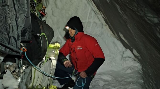 Fritz Miller im Biwak in der Nordwand der Zugspitze. Fritz Miller im Biwak in der Nordwand der Zugspitze.