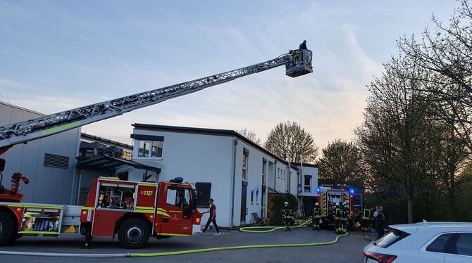 Die Feuerwehr löscht einen Brand in einer Bäcker-Filiale in Tübingen.