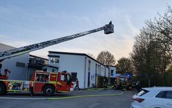 Die Feuerwehr löscht einen Brand in einer Bäcker-Filiale in Tübingen.