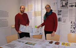 Yannik Krebs und Markus Ege zeigen die Neuerung im Jüdischen Museum mit medial aufgearbeiteten acht Alltagsgeschichten.