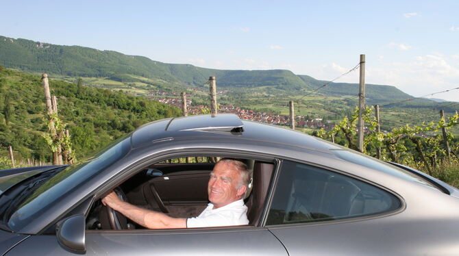Immer flott unterwegs: Helmut Haussmann in seinem geliebten Porsche in den Metzinger Weinbergen. ARCHIVFOTO: FINK