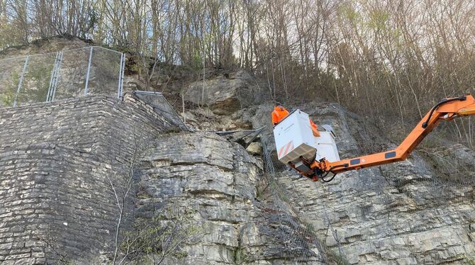 Autobahn 8 wegen Felssturzgefahr gesperrt