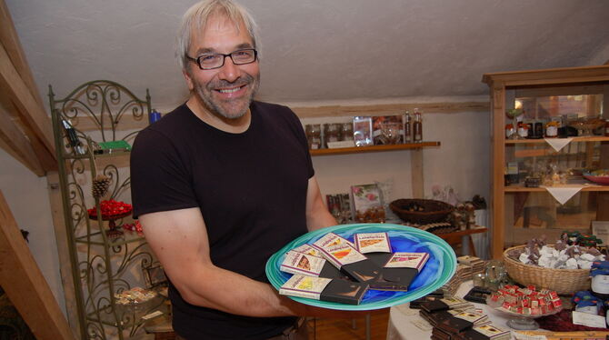 Eberhard Laepple kredenzt am Sonntag, 1. Mai, selbst hergestellte Schokolade, die mit kühlem Bier ergänzt wird.  FOTO: BRÄU