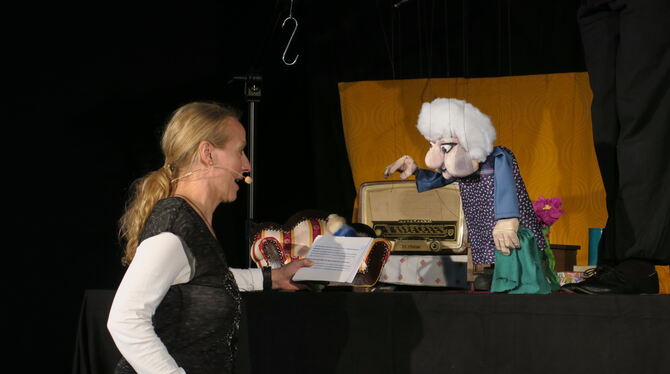 GEA-Moderatorin Iris Goldack im Gespräch mit der knitzen Marionettenfigur Berta.   FOTO:   KNAUER