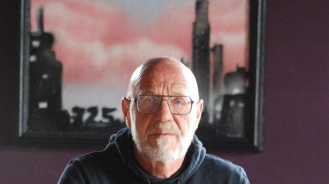 Metzingens Noch-Jugendhausleiter Uwe Noppel mit seiner Handpan, der er meditative Klänge entlockt. Ins Jugendhaus bringt er die