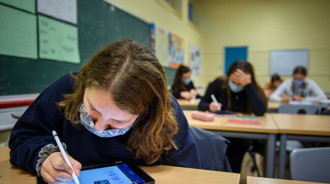 Je nach Schulfach wirkt sich der Einsatz von Tablets unterschiedlich Positiv auf das Lernen in der Schule aus.  FOTO: DPA