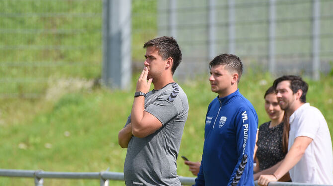 VfL-Trainer Jan Herrmann vor dem dritten Spiel gegen die TuS.  FOTO: TBAUR/EIBNER