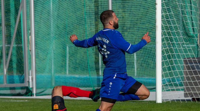 Tübingens Keeper Max Steinhilber wirft sich dem Gegenspieler, in diesem Fall dem Ex-SSVler Tahir Bahadir (SV Böblingen), entgeg