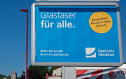 Eine Werbetafel macht auf eine  «private Nachfragebündelung» des Unternehmens Deutsche Glasfaser aufmerksam.