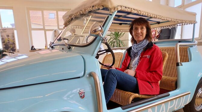 Ulrike Palesch in einem umgebauten Fiat Nuova 500 mit Korbsitzen und Markise, einer Leihgabe für die Sonderausstellung. FOTOS:
