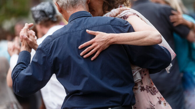 Ein älteres Paar tanzt Tango. Parkinson betrifft aber auch die Jüngeren: Zehn Prozent der Erkrankten sind unter 40.  FOTO: DPA