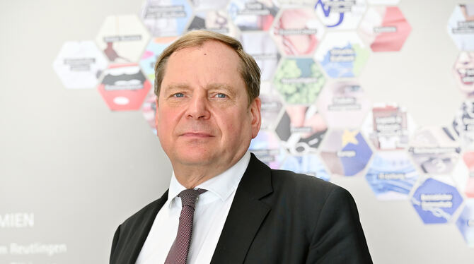 Wolfgang Epp, seit fast 20 Jahren Hauptgeschäftsführer der Industrie- und Handelskammer Reutlingen, steht vor einer Wand, auf de