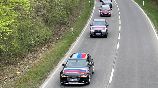 Autos mit russischer Fahne fahren durch Reutlingen.