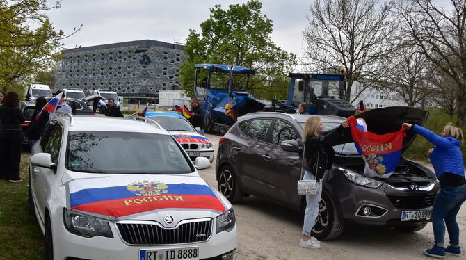 Vorbereitungen für den Autokorso: Russischstämmige Demonstranten setzten am Samstag ein Zeichen für friedlichen Zusammenleben.