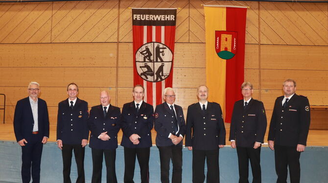 Ehrungen für 40 und 50 Jahre bei der Feuerwehr. Von links: Bürgermeister Jochen Zeller, Josef Weiß, Jürgen Schramm, Ulrich Wahl,