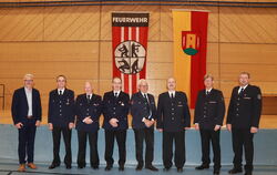 Ehrungen für 40 und 50 Jahre bei der Feuerwehr. Von links: Bürgermeister Jochen Zeller, Josef Weiß, Jürgen Schramm, Ulrich Wahl,