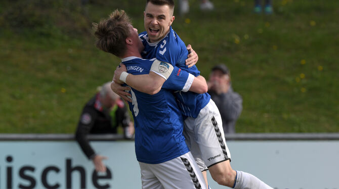 Pfullinger Jubel: Kapitän Matthias Dünkel springt vor lauter Freude nach dem 4:2-Sieg Schluss-Torschütze Frieder Geiger (links)