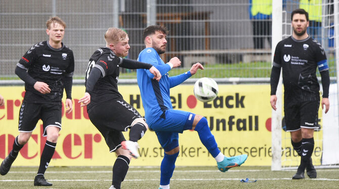 Efstratios Tzakis (rechts) von der TuS Metzingen im Duell mit dem Pfullinger Hannes Haag.  FOTO: TBAUR/EIBNER