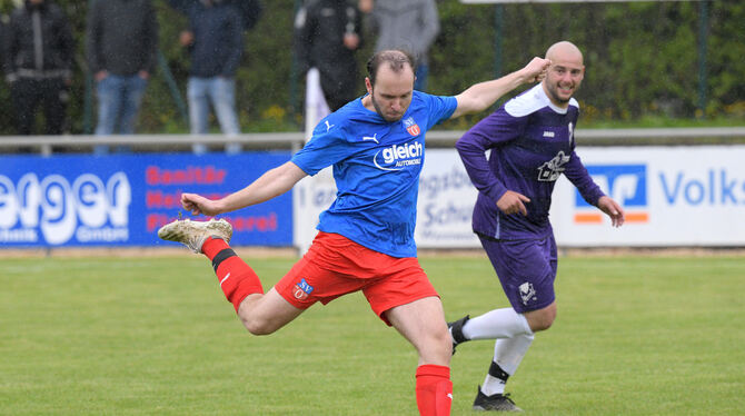 Nimmt Maß: Leon Höpfer vom SV Ohmenhausen erzielt den 4:2-Endstand. Im Hintergrund: Davor Sokcevic vom SV Wannweil. FOTO: BAUR Nimmt Maß: Leon Höpfer vom SV Ohmenhausen erzielt den 4:2-Endstand. Im Hintergrund: Davor Sokcevic vom SV Wannweil. FOTO: BAUR