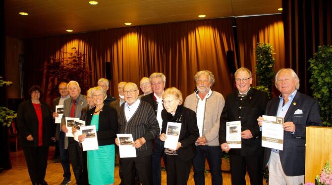 Die Geehrten des Obst- und Gartenbauvereins mit ihrem Vorsitzenden Bodo Kablau (rechts) und OB Thomas Keck (Zweiter von rechts).