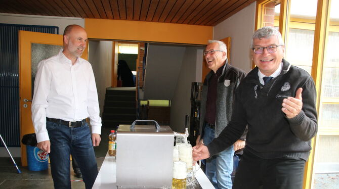 Abschied vom Gemeindehaus Metzingen: Pfarrer Albrecht Kächele (rechts) zapfte das Bier beim Abschiedsfest am Sonntag. FOTO: OECH