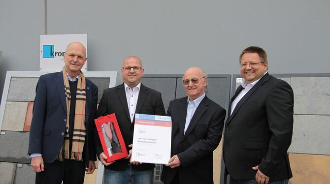Das Unternehmen Rümmelin Baustoffe mit Hauptsitz in Metzingen-Neuhausen (Foto rechts) feiert 2022 sein 100-jähriges Bestehen, vo