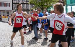 Fester Bestandteil des Uracher Stadtlaufs ist der Staffellauf, bei dem drei Teilnehmer oder Teilnehmerinnen je eine Runde à 800 