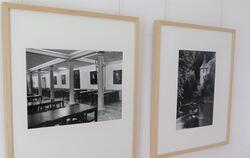 Fotografien von Barbara Klemm in der Ausstellung »Hölderlins Orte«. Links das Tübinger Stift, rechts der Hölderlinturm.  FOTO: S