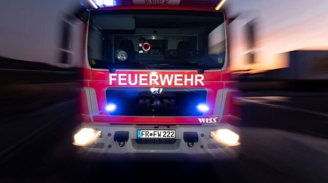 Feuerwehrfahrzeug im Sonnenuntergang