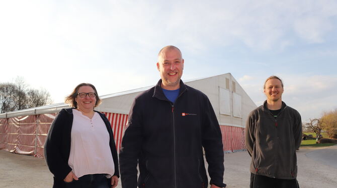 Das Zelt steht, da steigt die Vorfreude: Das Vorstandsteam mit Oliver Schrade (Mitte), Peter Speidel sowie Schriftführerin Andre