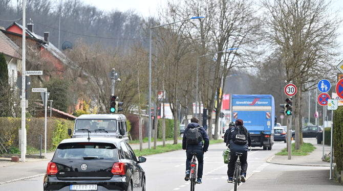 Die viel befahrene Wannweiler Straße: Beim Überholen der Radfahrer muss ein Abstand von 1,50 Metern eingehalten werden. FOTO: PI