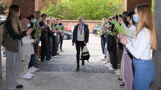Mit Tulpen stehen Reutlinger IKG-Schüler Spalier, um Olympiasiegerin Franziska Brauße in ihrer früheren Schule zu empfangen.  FO