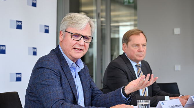 Martin Wansleben (links), Hauptgeschäftsführer des Deutschen Industrie- und Handelskammertags, zu Besuch in Reutlingen. Mit Wolf
